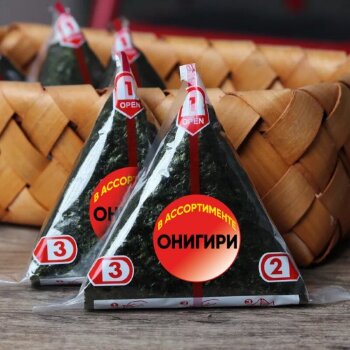 Онигири с курицей и огурцом